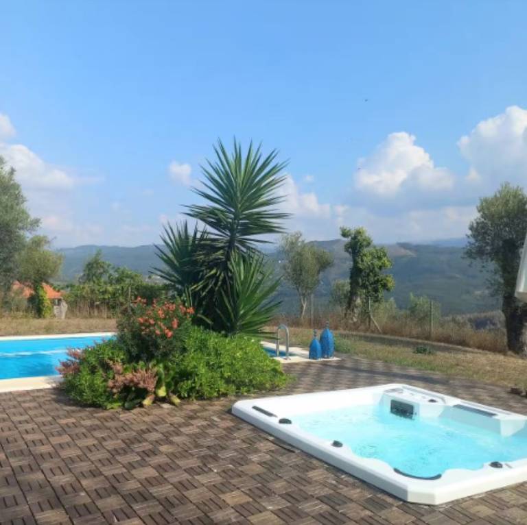 Family-oriented house with hot tub, pool & fast internet | Garden view | Perfect for remote work | Pet-friendly in Braga