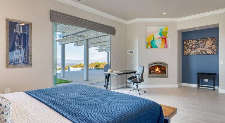 Vacation home with pool, BBQ & hot tub — photo 2