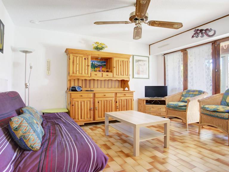Rental apartment with patio, pool & yard in Agde