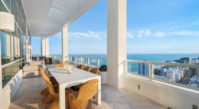 House with jacuzzi & pool | Close to the beach | Dogs allowed in Miami Beach, FL
