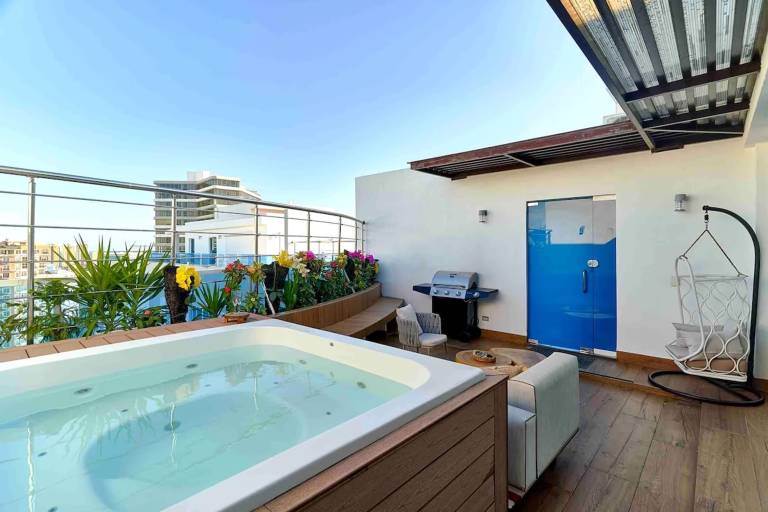 &reg; PANO360 Studio DowntownSD Rooftop HotTub LUX