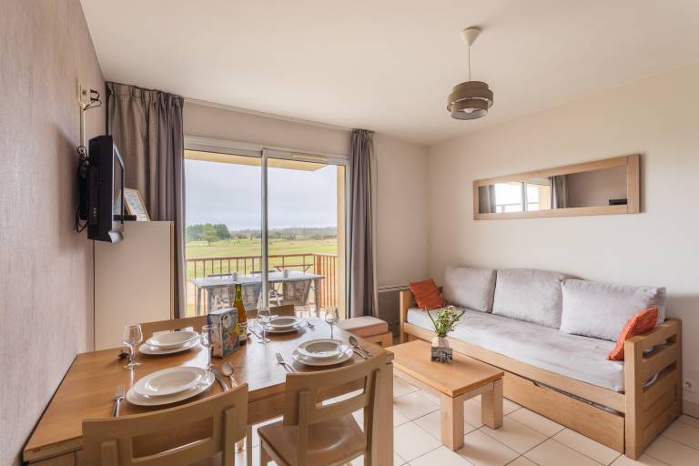 Family-oriented holiday apartment with heated pool | Pets are welcome in Dinan