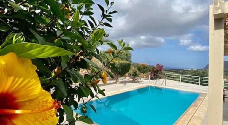 Villa with terrace, private pool & yard in Heraklion
