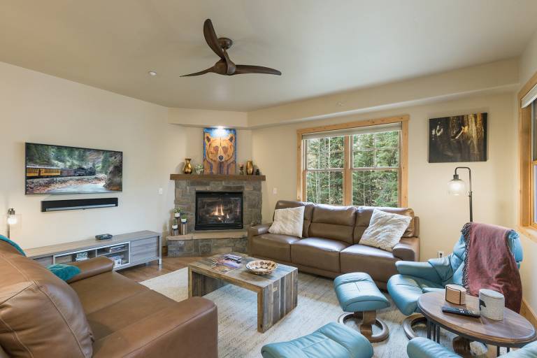 Largest Black Bear Townhome - Ping Pong Table - on Demand Ski Shuttle in Durango, CO