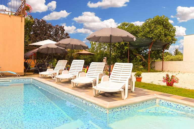 Rental apartment with heated pool, BBQ & terrace — photo 3