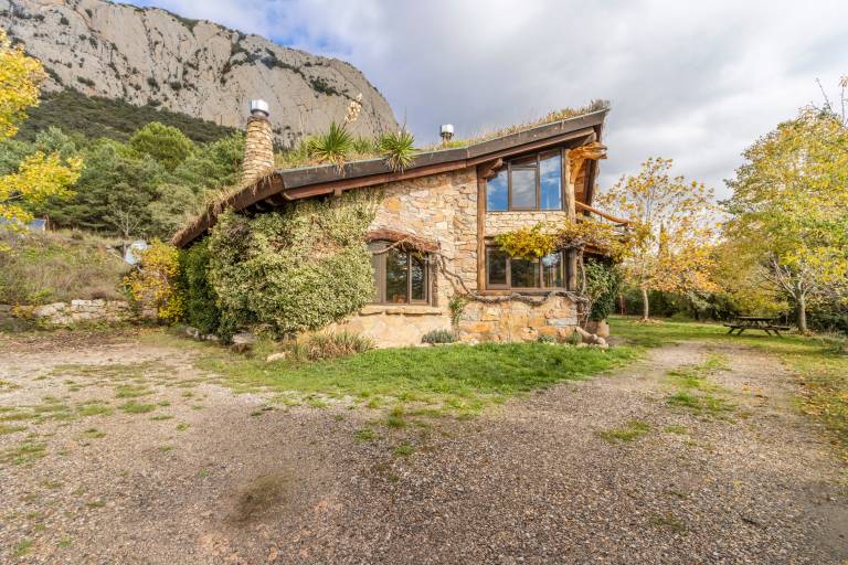 Chalet 'Cal Serrat' with Mountain View, Private Terrace and Wi-Fi in Lleida