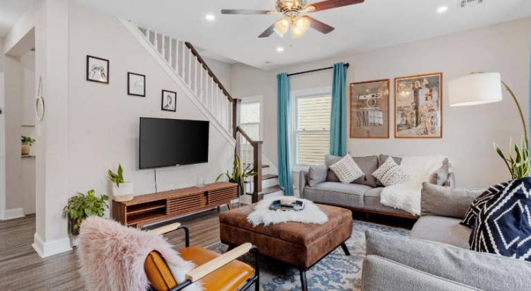 Beautifully Renovated 6BR 2BA 2 Blocks to Beach — photo 2