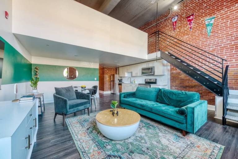 Sosuite 2BR Loft w Gym Lounge Shared Laundry