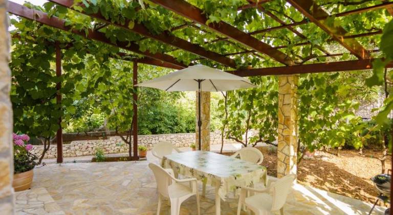 Apartment with barbeque, garden & terrace in Mali Losinj