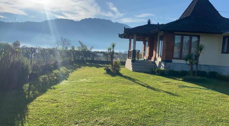 Lodge with BBQ, yard & terrace in Munduk