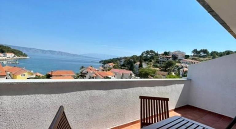 Apartment with 2 rooms for 4 persons in Jelsa