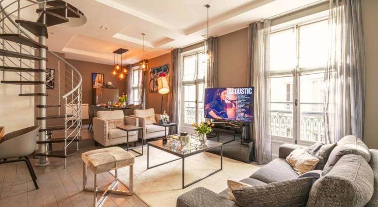 1min Walk From Champs Elysees - Avenue Montaigne - AC - Self-Checkin - Working Desk in Nanterre