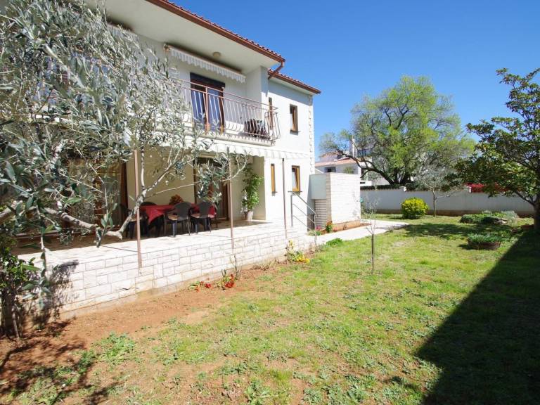 Geräumige Wohnung mit schöner Terrasse und Garten — photo 3