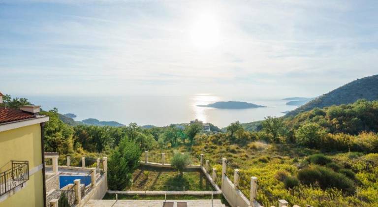Wonderful villa with garden, pool & grill | Pets are welcome in Becici