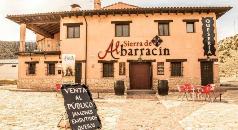 Vacation home with barbeque, terrace & garden in Teruel