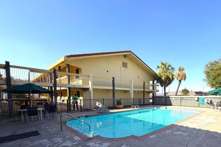 Townhouse Garden Inn & Suites — photo 5