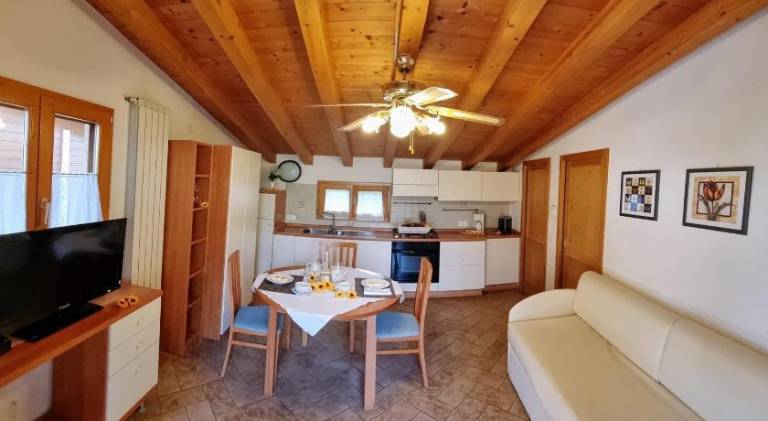Apartment with patio & barbeque — photo 2