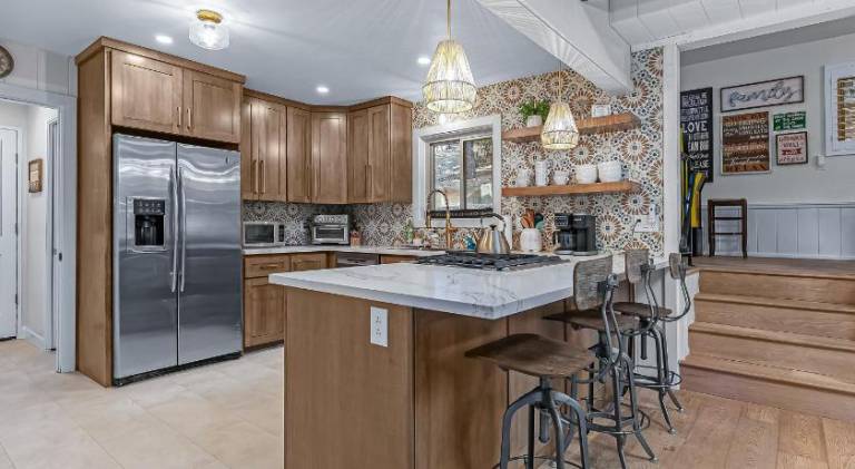 Big vacation home with BBQ, patio & hot tub | Dogs allowed — photo 4