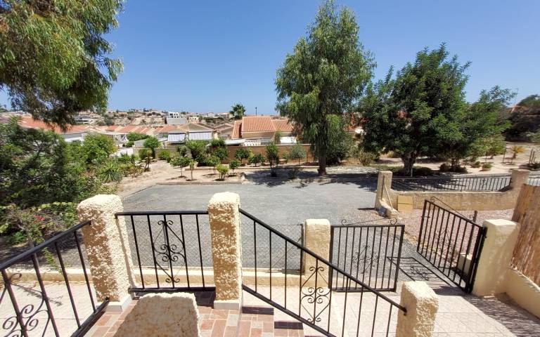 Villa with terrace, garden & BBQ | Garden view — photo 3