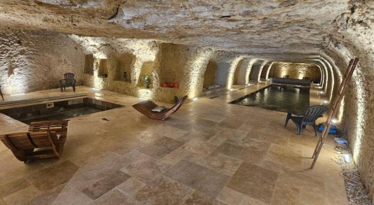 Villa with pool — photo 4