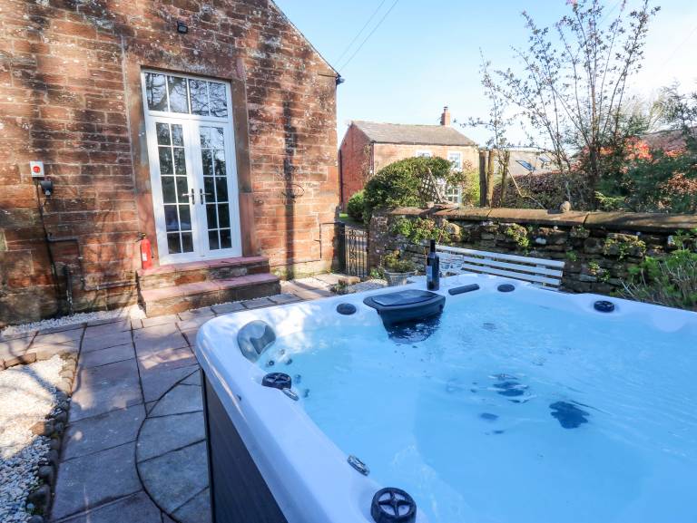 Family-friendly beautiful cottage with hot tub & garden | Pets allowed — photo 2