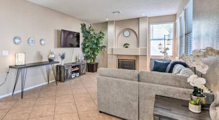 House with jacuzzi — photo 2