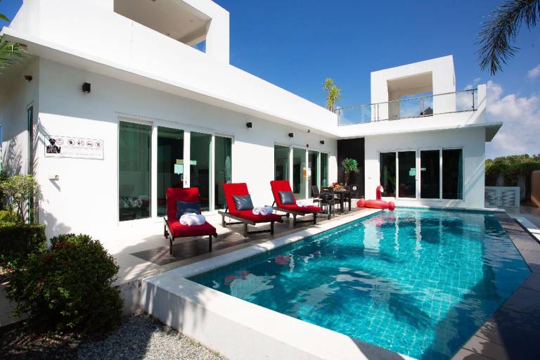 Villa with terrace, pool & barbeque | Good for workation | Pets allowed in Chonburi