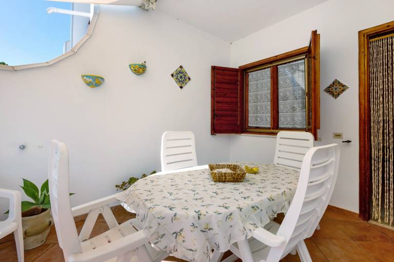 House with BBQ, patio & yard | Garden view — photo 3