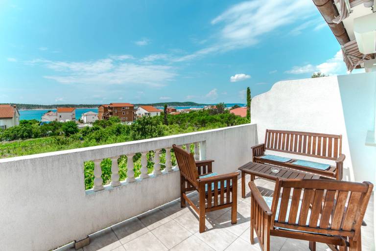 Beautiful apartment with grill, fast internet & garden | Pets allowed in Rab