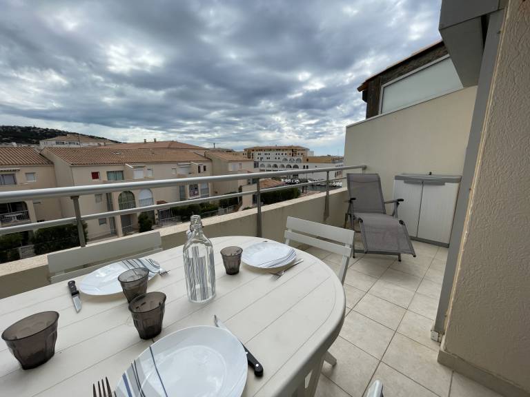 Lovely 2BR loft, near beach, parking included, pets allowed — photo 3