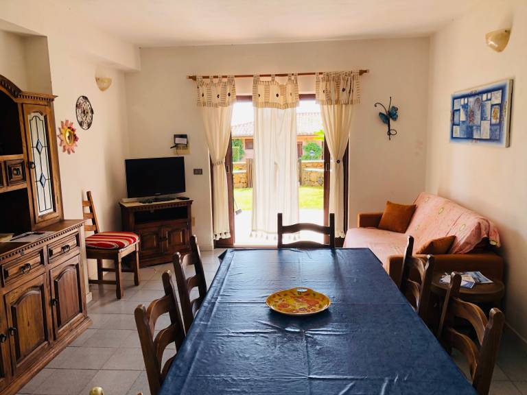 Apartment 'Trilocale Corallo 300 Mt Spiaggia' with Shared Pool, Private Terrace and Private Garden — photo 4