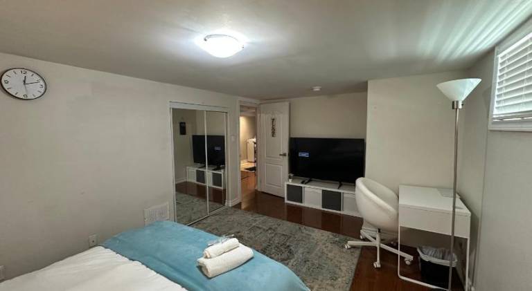 Spacious room near subway & shops