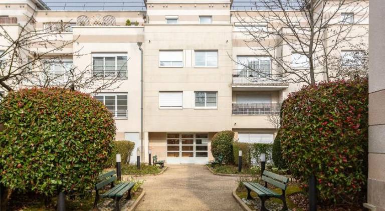Rental apartment with yard & terrace — photo 3