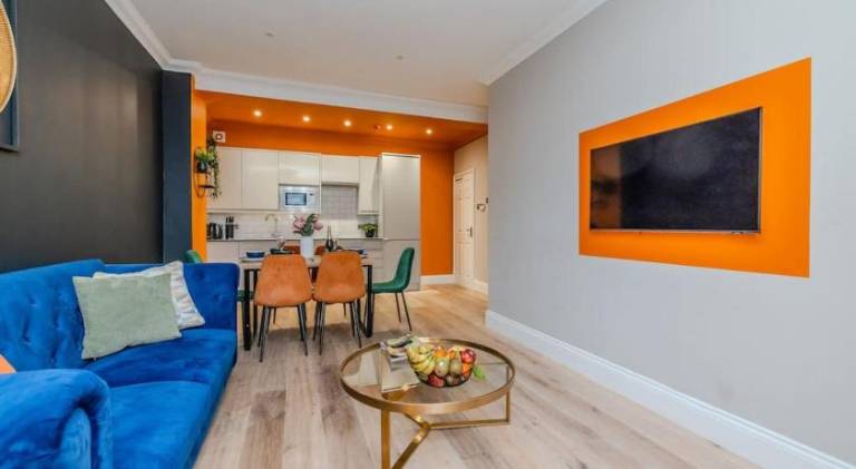Glamours Two Bedroom flat I Sleep 6 Guests I Walking distance to Brighton Beach — photo 2