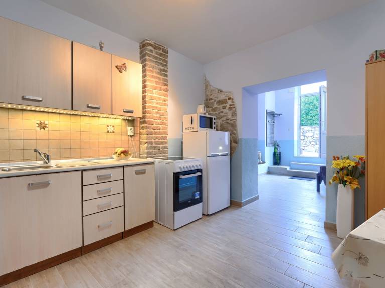 Rental apartment with patio — photo 4