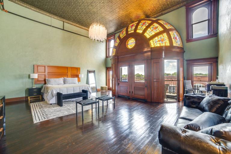Stylish Private Balcony Downtown Marshall Studio