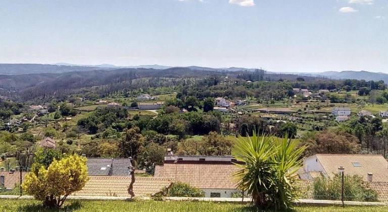 House with garden, barbecue & patio in Leiria