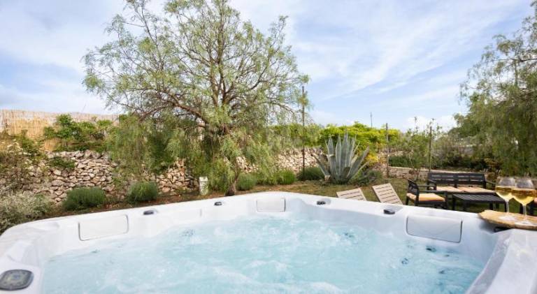 Vacation home with pool, terrace & hot tub — photo 5