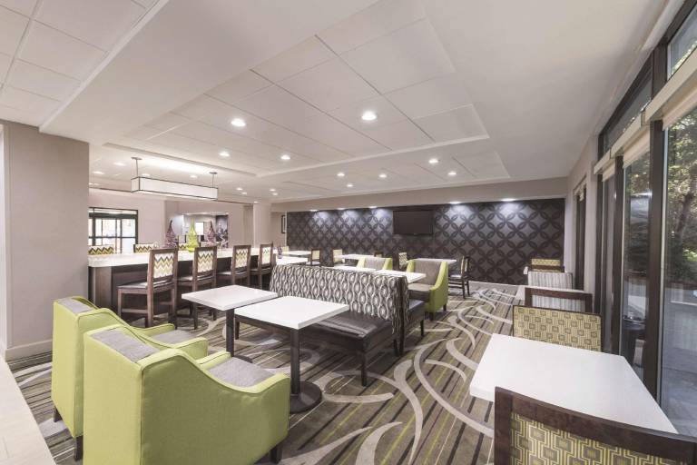 La Quinta Inn & Suites by Wyndham Kennesaw — photo 3
