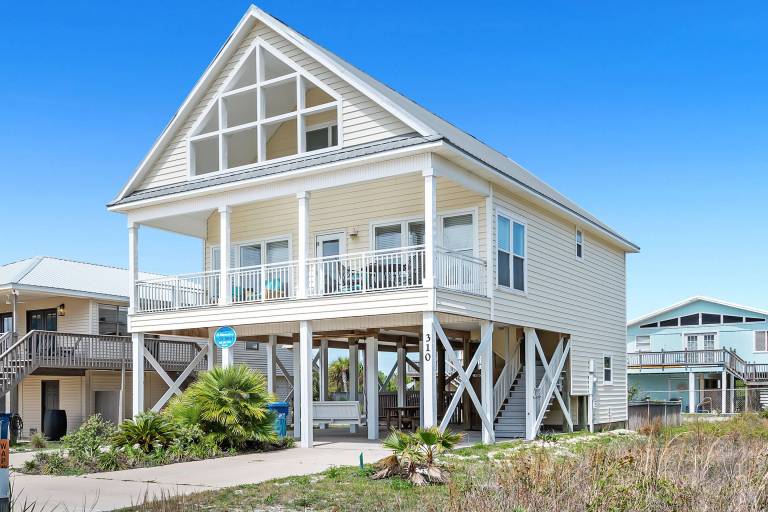 Happy Feet Pet-Friendly Steps to Beach in Al