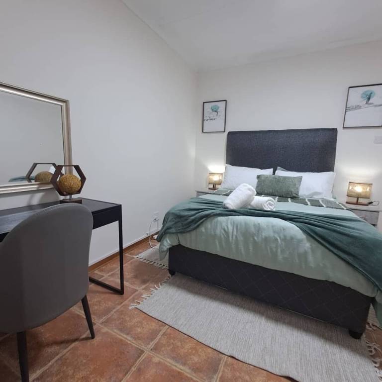 Apartment Somerset East