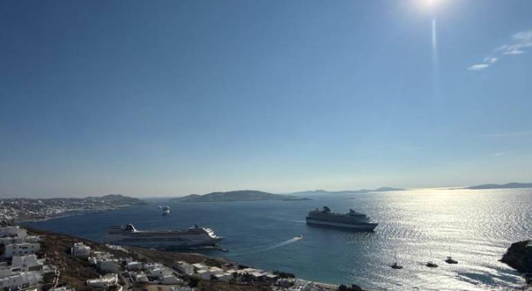 House with yard, jacuzzi & patio | Next to the beach | Good for workation | Pets are welcome in Mykonos