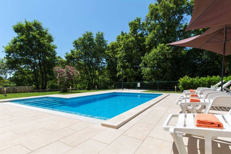 Family-oriented rental with garden, pool & grill | Pool view | Dogs allowed — photo 2
