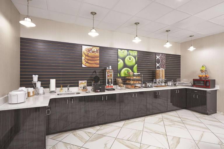 La Quinta Inn & Suites by Wyndham Springfield IL — photo 5