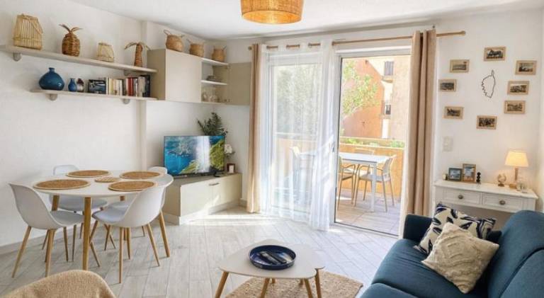 Rental apartment with patio in Calvi