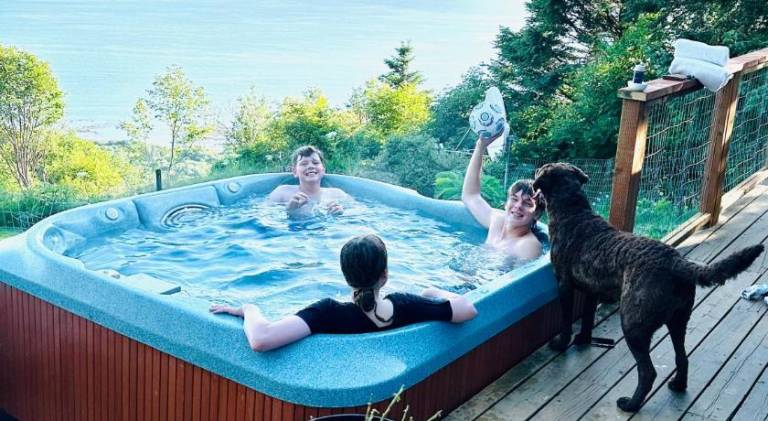 Vacation home with hot tub | Pet-friendly — photo 3