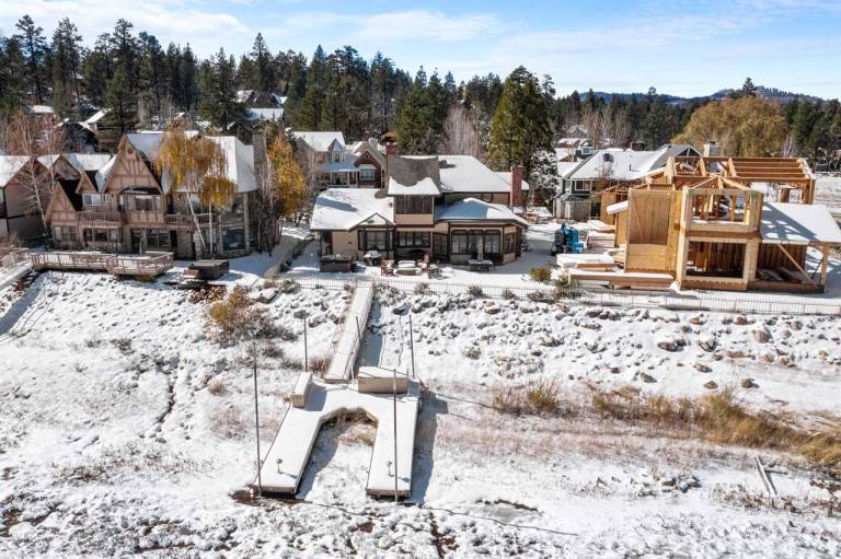 Lakefront Chalet. 4 Bdrm Home with Hot Tub. Fire Pit. Dog Friendly. — photo 2