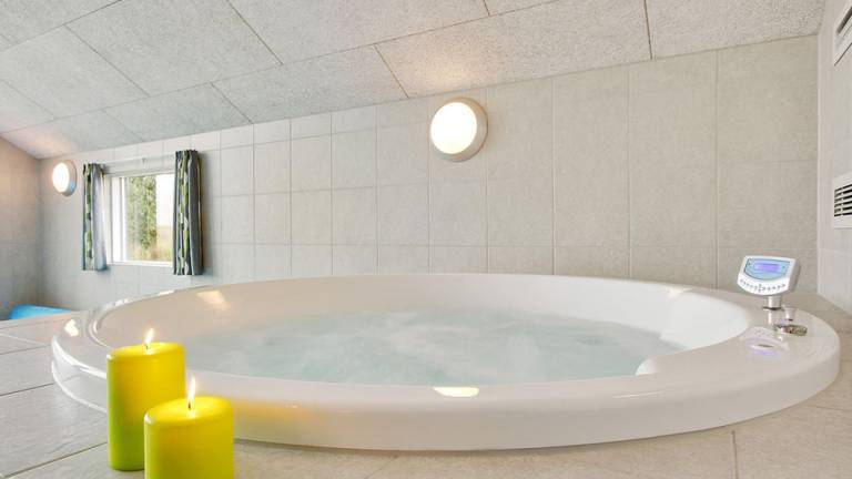 House with hot tub, garden & private pool — photo 3