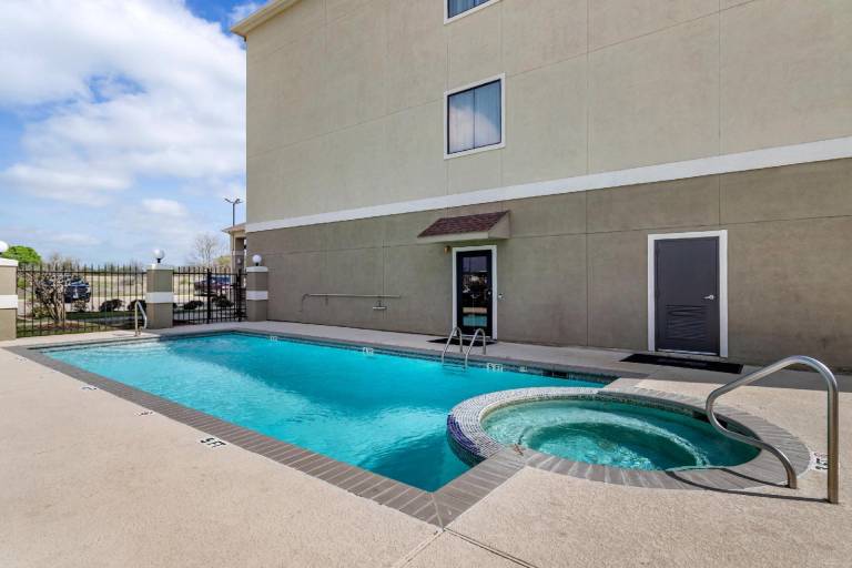 Comfort Inn & Suites Navasota — photo 4