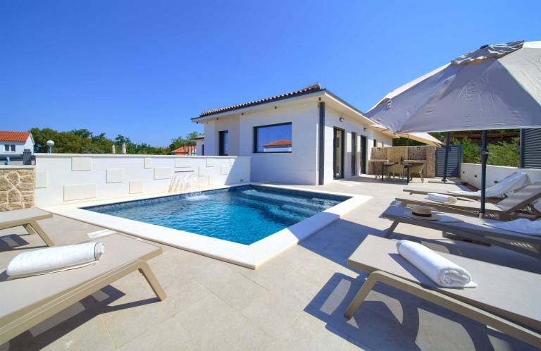 Rental with barbeque, pool & terrace | Pool view — photo 4